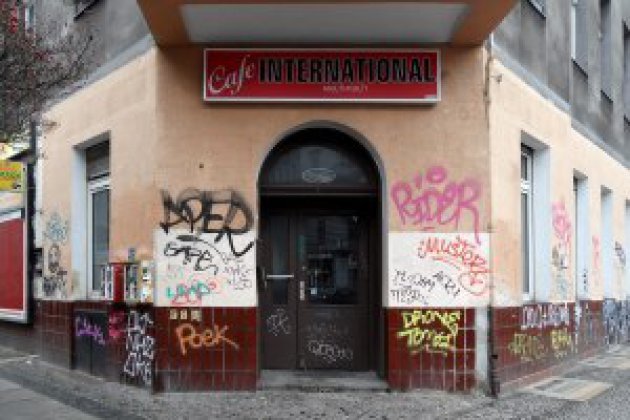 Das Bild zeigt eine Eckkneipe in Neukölln mit Graffiti