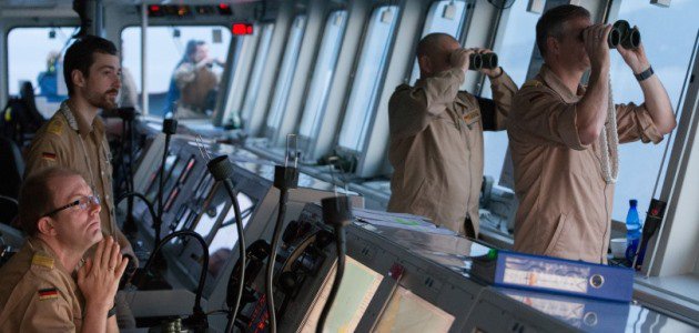 Deutsche Marine Soldaten halten Ausschau von der Brücke auf das offene Meer