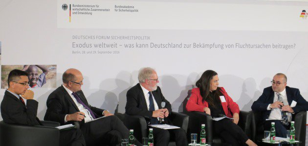 Podiumsdisskussion mit Kenan Engin, Prälat Dr. Martin Dutzmann, Moderator Thomas Wrießnig, Vizepräsident der Bundesakademie für Sicherheitspolitik, Rania Al Jazairi, und Bassel Kaghadou