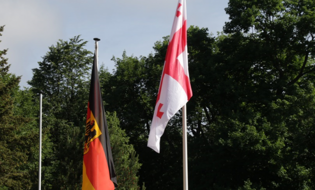 Das Foto zeigt die deutsche und georgische Flagge.