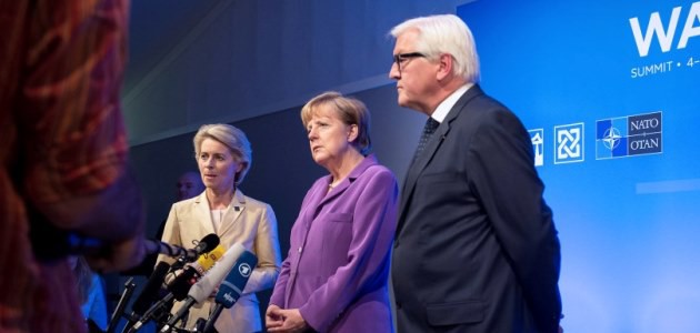 Bundeskanzlerin Angela Merkel mit Ursula von der Leyen, Bundesministerin der Verteidigung (l.) und Frank-Walter Steinmeier, Bundesminister des Auswärtigen, bei einem Pressestatement auf dem Nato-Gipfel 2014 in Wales.