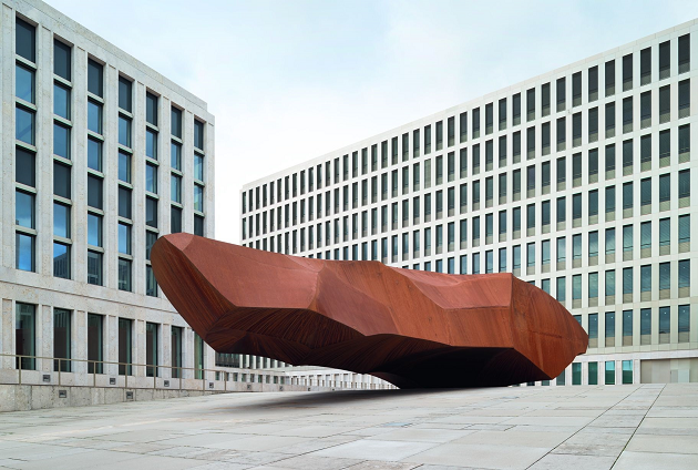 Das Bild zeigt die Skulptur mit dem Name "ohne Titel" vor der Zentrale des BND in Berlin. 