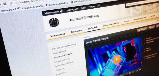 Foto eines Monitors, auf dem die Website des Deutschen Bundestages zu sehen ist