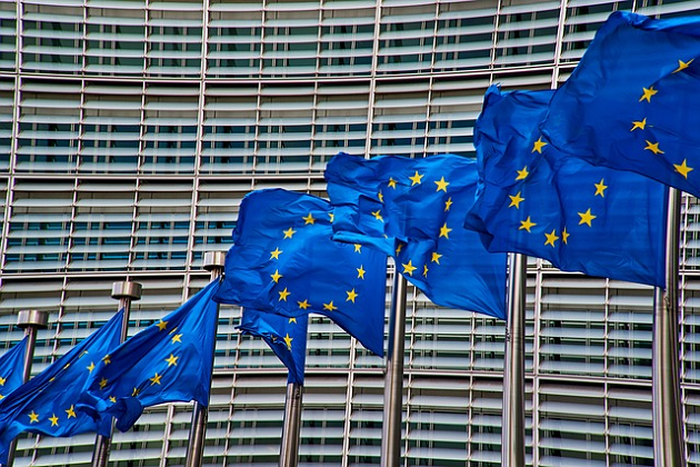Vor dem Gebäude der Europäischen Kommission in Brüssel wehen Flaggen der EU.