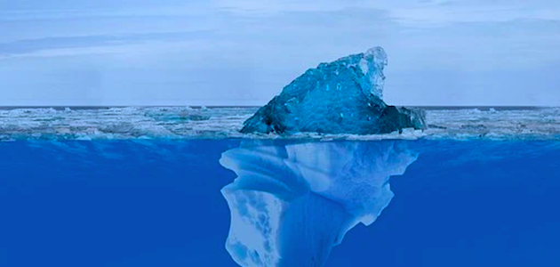 Bild eines Eisbergs im Wasser: über dem Wasser ist ein kleiner Teil zusehen und unter dem Wasser  befindet sich ein viel größerer Teil