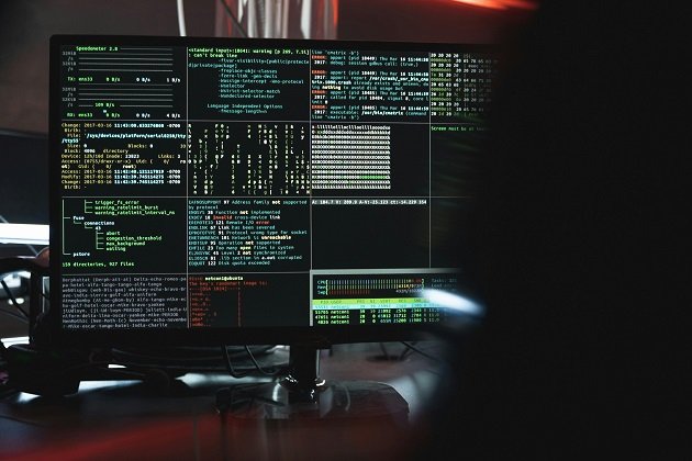 Es ist ein Computerbildschirm zu sehen, auf dem verschiedene Teile unterschiedlich aussehen. Diese sehen unterschiedlich aus, gehen aber alle in die richtung von Coding, Hacking und Datenmengen.