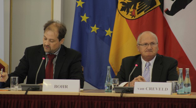 Professor Dr. Martin van Creveld erwartet die nächste Frage