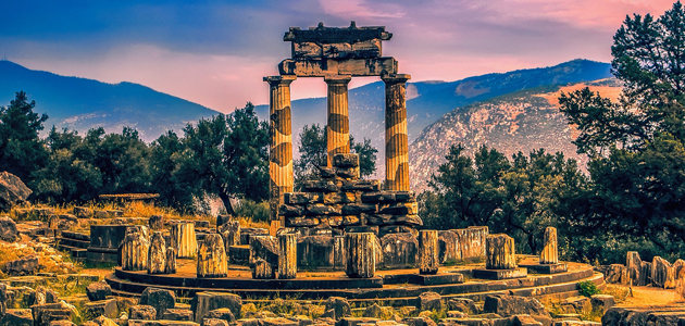 farblich verfremdetes Foto des antiken Ortes Delphi in Griechenland