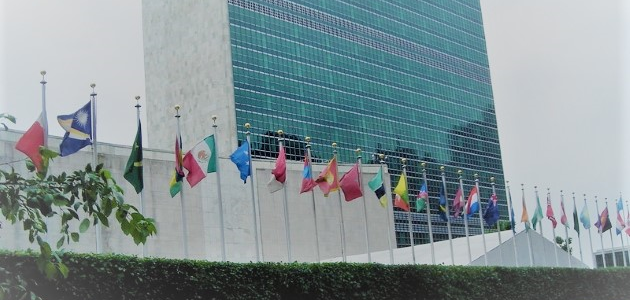 Vor dem UN-Hauptquartier in New York City wehen diverse Flaggen der UN-Mitgliedsländer