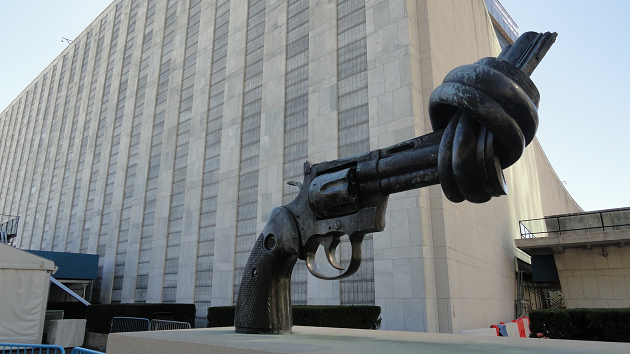Das Foto zeigt die Sklulptur eines Revolvers mit verknotetem Lauf vor dem UN-Hauptquartier in New York.