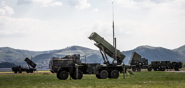 Das Foto zeigt Startgeräte und ein Radargerät des deutschen Flugabwehrsystems PATRIOT in der Slowakei 2022.