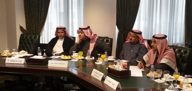 Vier Saudi-Arabische Gesprächspartner sitzen zur Diskussion mit dem Führungskräfteseminar an einem Tisch. 