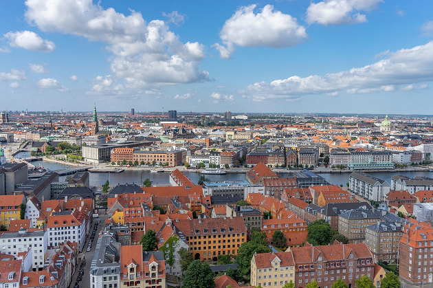 Das Bild zeigt eine Stadtansicht Kopenhagens bei heiterem Wetter.