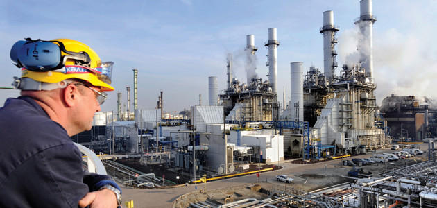 Panoramablick auf die Erdöl-Raffinerie Pernis bei Rotterdam