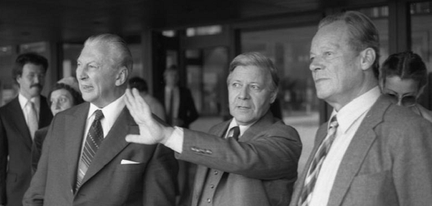 Bundesarchiv/Engelbert Reineke Altbundeskanzler Helmut Schmidt mit seinen Vorgängern Willy Brandt und Kurt-Georg Kiesinger 1979 im Park des Palais Schaumburg in Bonn.
