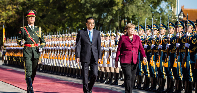 Bundeskanzlerin Angela Merkel wird von Li Keqiang, Ministerpräsident Chinas, mit militärischen Ehren vor der großen Halle des Volkes, empfangen.