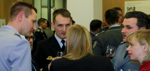 Im Zentrum des Get Togethers stehen Austausch und Vernetzung über das eigene Ressort hinaus. Beides trägt entscheidend zur Realisierung des vernetzten Ansatzes in der täglichen Arbeitspraxis deutscher Sicherheitspolitik bei. Foto: BAKS/Felten