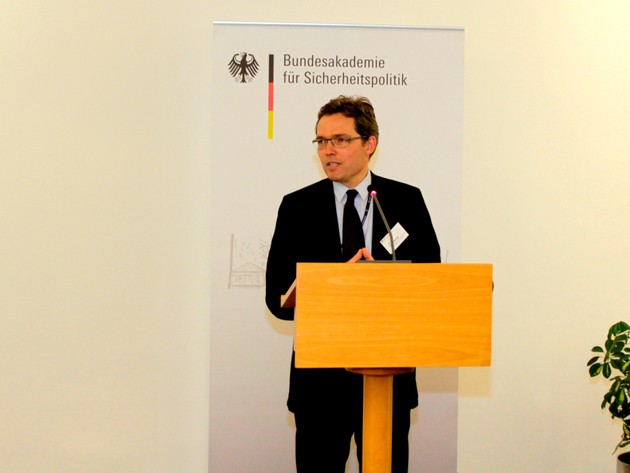 Colin Gleichmann, Gruppenleiter bei der GIZ, präsentiert die Seminarübergreifende Aufgabe 2013.