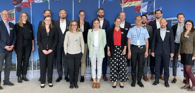 Gruppenbild mit etwa 20 Personen