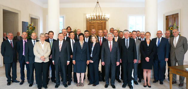 Gruppenbild von Bundespräsident Joachim Gauck und des Seminars für Sicherheitspolitik 2014