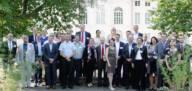 Das Gruppenbild der Teilnehmer des Methodenseminars im Schlossgarten Schönhausen in Pankow