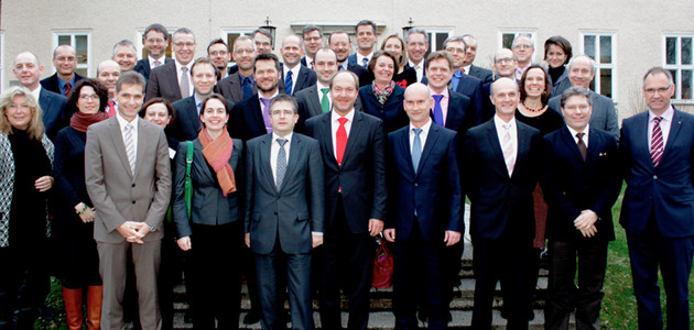 Gruppenbild der Jahrgänge 2009 bis 2013 des "Seminar für Sicherheitspolitik" vor dem Haus "Berlin" der Bundesakademie für Sicherheitspolitik