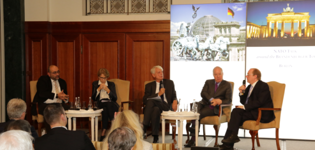 Das erste Panel des NATO Talks spricht auf der Bühne.