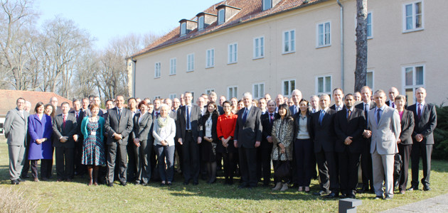 Gruppenbild einer Delegation des französischen IHEDN vor dem Gebäude \"Bonn\" der Bundesakademie für Sicherheitspolitik