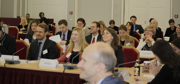 Teilnehmerinnen und Teilnehmer des Seminars sitzen im Plenum