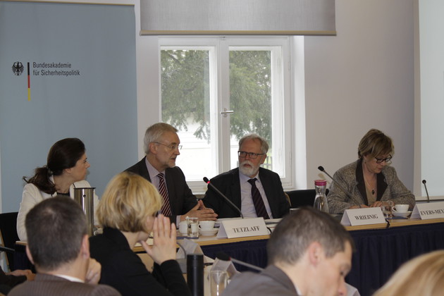 Svenja Sinjen, Michael Tetzlaff, Thomas Wrießnig und Karin Evers-Meyer an einem Tisch während einer Diskussionsrunde.