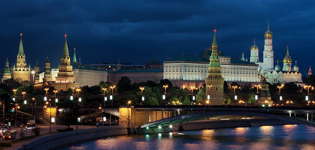 Das Foto zeigt die Gebäude des Kremls in Moskau bei Nacht.