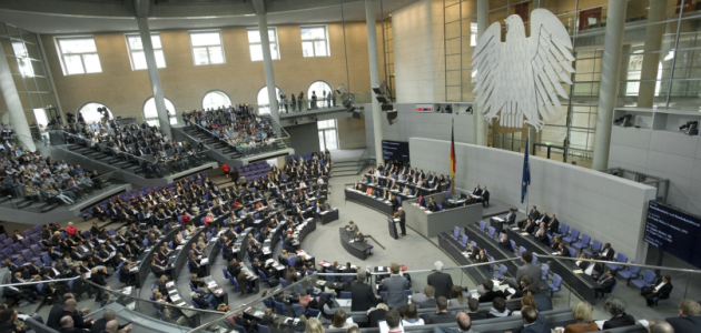 Das Foto zeigt von einer erhöhten Position aus den Plenarsaal des Deutschen Bundestages im Jahr 2011 mit vollbesetzten Abgeorndeten Reihen und Zuschauerängen.