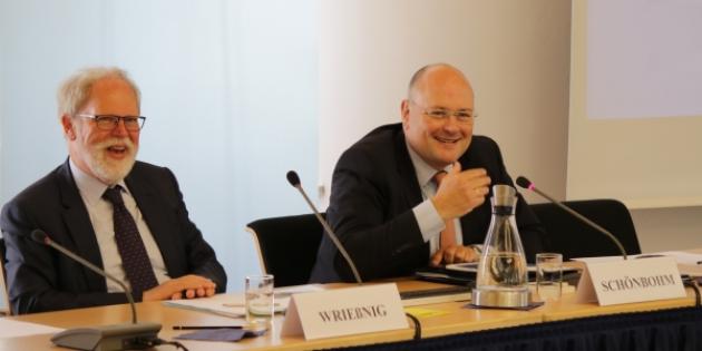BAKS-Vizepräsident Thoma Wrießnig und BSI-Präsident Arne Schönbohm sitzen an einem Tisch mit Mikrofonen und Namensschildern, von wo aus Sie zum nicht sichtbaren Kernseminar 2017 der BAKS sprechen..