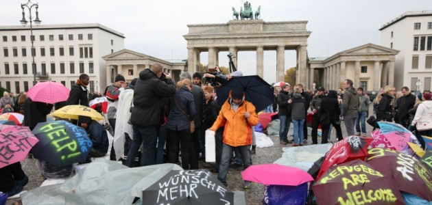 Hungerstreikende Flüchtlinge sitzen in Berlin vorm Brandenburger Tor