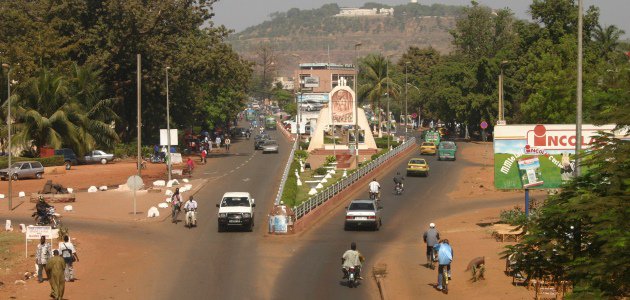 Eine belebte Brücke im Zentrum der malischen Hauptstadt Bamako.