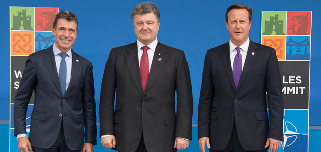 Gruppenbild mit von links nach rechts NATO-Generalsekretär Anders Fogh Rasmussen, dem ukrainischen Präsidenten Petro Poroschenko und dem britischen Premierminister David Cameron