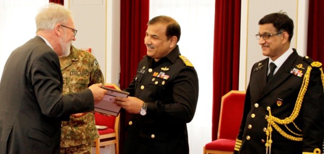 Der Vizepräsident der BAKS Thomas Wrießnig übergibt dem Kommodore der Pakistan Air Force Hamid Hussain ein Gastgeschenk.