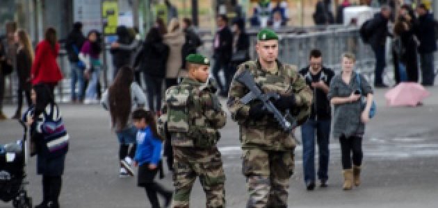 Bewaffnete Soldaten auf einer Straße in Paris, November 2015