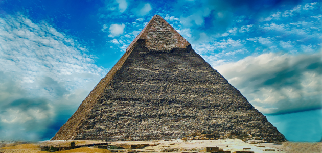 ägyptische Pyramide vor leicht bewölktem Himmel