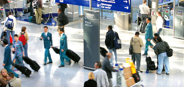 Geschäftsreisende an einem Flughafen