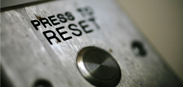 Nahaufnahme eines Schaltknopfes auf einem Metallgehäuse, Beschriftung \"Press to Reset".