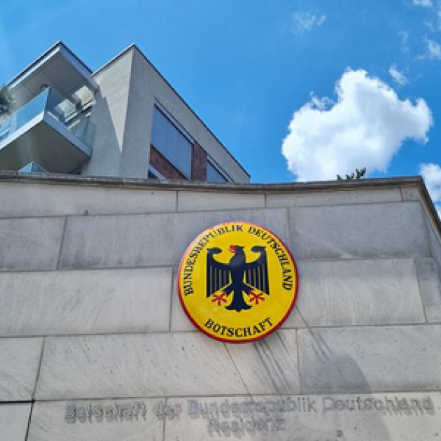 Blick auf ein Schild der deutschen Botschaft an einem Gebäude