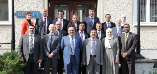 Die Delegation des Royal Jordanian National Defence College steht mit Angehörigen der BAKS vor dem Haus Berlin der BAKS.