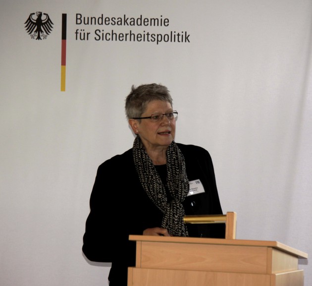 Dr. Hannelore Kußerow beim Vortrag an der BAKS