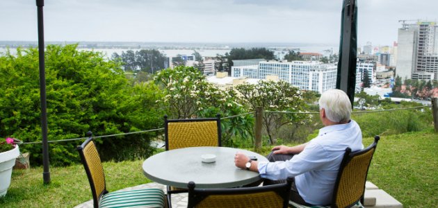 Steinmeier blickt von einer Terasse auf die Stadt Maputo