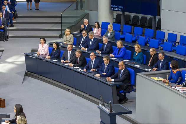 Die Ministerinnen und Minister der Bundesregierung aus CDU, CSU und SPD sitzen am 6. Mai 2025 auf ihren Plätzen im Plenarsaal des Deutschen Bundestages.