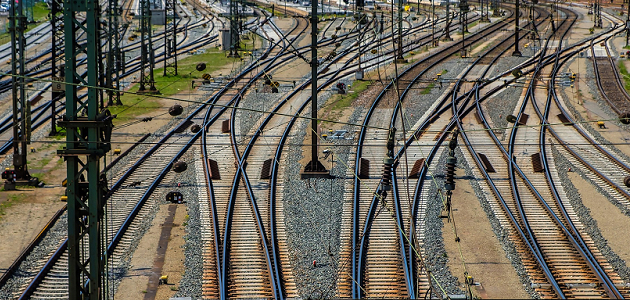 Blick auf Bahnschienensystem mit vielen Weichen