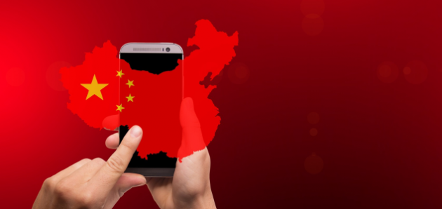 Smartphone vor chinesischer Landkarte und rotem Hintergrund