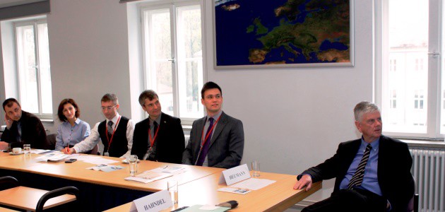 Junge Führungskräfte aus der Ukraine sitzen mit Dr. Hans-Dieter Heumann in einem Seminarraum der BAKS.