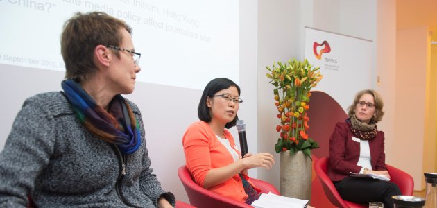 Drei China-Experten diskutieren auf einem Podium.